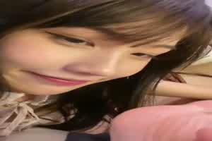 美女舔自己的脚丫，太淫荡了  背景图片