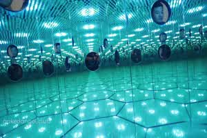 北京天使『XIZI』全裸园林阶梯教室极限露出  背景图片