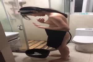 女友在浴室整理 要给我一些惊喜  背景图片