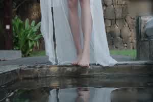 HongKongDoll 「晨钟 暮鼓 贰」清纯正妹泡冷泉展现好身材  背景图片