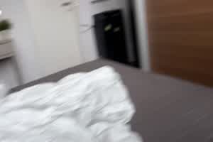 原创 樱花小猫深夜兄弟女友酒醉回家，误认为我是她男友，被迫被吃下体爆操她  背景图片