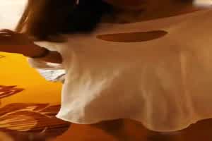 上门帮女业主修理电视，顺便给她下体穴道  背景图片