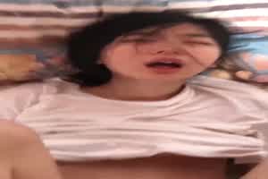 【独家完整版】技校小情侣性爱泄密，清纯女友苦苦哀求_不要拍_被操爽了以后怎么弄都行~完美露脸~  背景图片