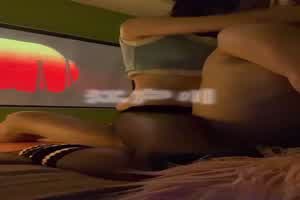 自购江户川大神-私人影院猴急的内裤都没脱就插了，没想到女主没穿胸罩，把衣服一撩奶子就漏出来了  背景图片