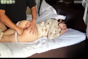 【扣出来的高潮】男主暴力抠逼，骚货的大屁股被推的直晃，男主的口技不错吃逼都吃出暴力美学，女主一脸沉醉  背景图片