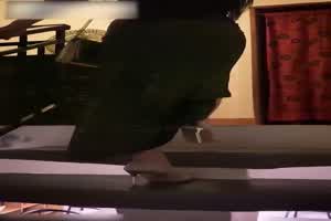 麻豆 尾随强上巨乳辣妹  背景图片