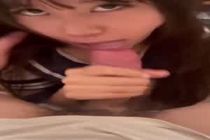 超可爱的妹子饭后帮男友清洁鸡巴_吞食大屌_吃鸡技术一流  背景图片