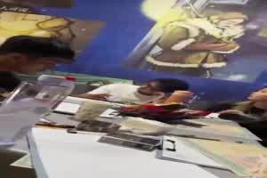 男友第一视角爆艹女友 高潮的样子真的美丽极了！  背景图片