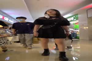 抄底系列！商场偷拍高挑御姐黑色短裙下的卡通内裤，饱满骚穴曲线勾魂摄魄  背景图片