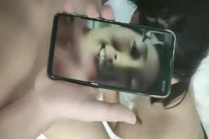 绿帽淫妻，操着别人老婆打视频给母狗，还问自己老婆被大哥操的爽不爽  背景图片