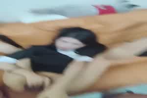 大长腿女友自慰没有感觉 插进入只有男生在爽而已  背景图片