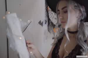 国外第一女优eva elfie 的女巫 cosplay，颜射品精一脸满足  背景图片