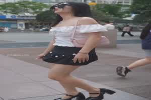 猜猜小姐姐内裤是什么颜色～  背景图片