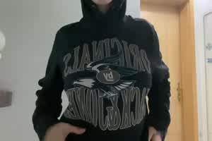 隐藏在大衣下的大团子  背景图片