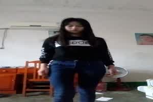 小妹妹自拍小粉嫩奶头  背景图片