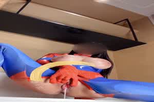 【史上最强人体喷泉！】cos女蜘蛛侠自慰，这逼里面到底能赛多少颗小球？自慰出好多白浆，喷水都弄手机屏  背景图片