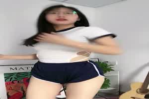 眼镜妹这样身材打几分  背景图片