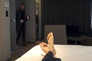 漂亮眼镜美眉被大肉棒无套输出 从卫生间操到房间 骚叫不停 表情舒坦  背景图片