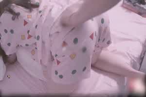 little_le_nni 白晰圆润的屁股粉嫩的逼但我想射在嫩嫩的菊花里  背景图片