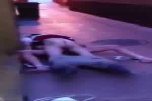 门事件 烂醉如泥的小姐姐被社会哥捡死鱼  背景图片