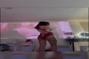 「2025新年第一内射炮」勾引弟弟到我房间跨年炮跟着音乐摇像在身上跳舞 最后被干到不想停一直疯狂高潮  背景图片