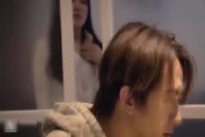 美女偷看A片，受不了主动约操！  背景图片