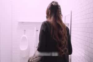 H奶同事娃娃在男厕自慰被抓到  背景图片