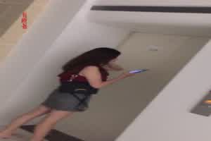 尾随偷拍气质颜值美女裙底风光  背景图片