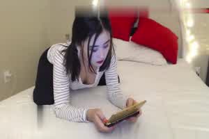 双马尾白虎小美女边玩手机边啪啪啪，尊重下我这粗大的JJ好不好 ！  背景图片