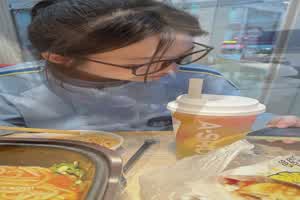 学生妹运动外套一脱掉就巨乳弹出来，想赚零花钱就约给爸爸来  背景图片