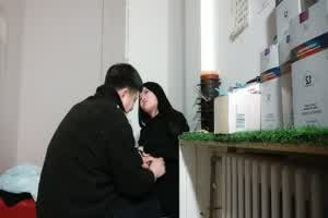 良家少妇刚开始不愿意，淫威性起成功拿下  背景图片