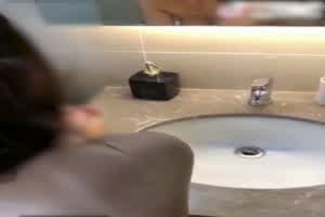 游荡在空中的巨乳核弹  背景图片