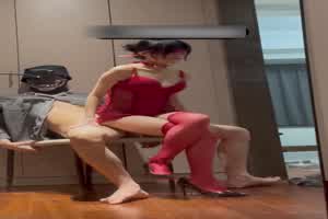 红丝少妇骑乘  背景图片