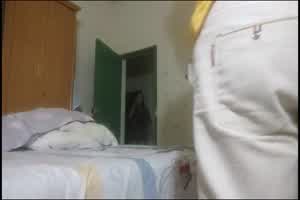 城中村嫖娼，搞着搞着女同事进来了，男的来了一句卧槽，套子掉进去了，无套内射。  背景图片