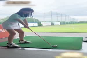 门事件 深圳高尔夫私教 高甜甜 开价2k一节课 球杆技术不好但下面的竿是立的天高！  背景图片