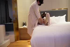 第一次卖的小萝丽吗？这么被动是装的吧！？ 明明就很双的死骚货  背景图片