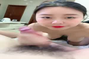 顶级模特小骚货！气质甜美又很骚！大屌炮友丝袜足交，到厨房操更有感觉，抱起双腿猛操，呻吟堪比AV女优  背景图片