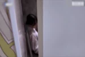 反差婊公司厕所自慰，被同事发现，主动求操只求别说出去  背景图片