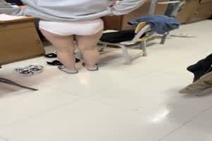 【宿舍创业挑战】爱聊天的宿舍，出卖偷拍穿内裤的室友，女主自慰都小心的插，然后去厕所闻闻手指有没有味！  背景图片