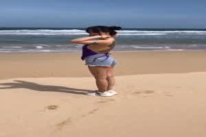 假期没上班，去海边吹吹风  背景图片