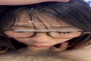 自购推特高中生杀手-超骚的反差眼镜妹，不想口被主人狠抽一巴掌，还是深喉进去，鸡巴小就是好，直接含到底  背景图片