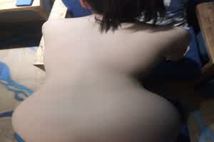 在沙发上被揪住辫子  背景图片