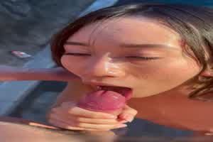 游泳池内的素颜小女友，一脸天真的望着鸡巴口交  背景图片