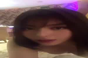 骚货自己拿着手机拍摄  背景图片