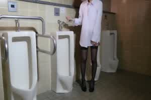 G小美女成了性玩伴 几个小伙给她放到在厕所 挨个轮着操  背景图片