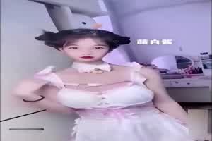 陪睡门网红萌白酱，极品超粉馒头逼骚的不要不要  背景图片