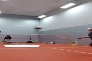 能不能好好打球阿 翘臀小姐姐裤档太湿比到一半跑去自慰？  背景图片