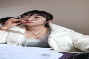 门事件 骚老师全程露脸在办公室趁没人开始大秀，备课漏着骚奶子，脱光了揉奶玩逼道具摩擦浪叫不断  背景图片