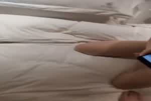 撒谎和男友说要睡觉撅起屁股被别人调教  背景图片