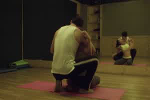 极品妹纸健身房勾引教练被狠操  背景图片